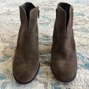 Size 9.5 Gianni Bini booties.